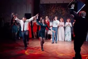 A couple dances in a circle of spectators